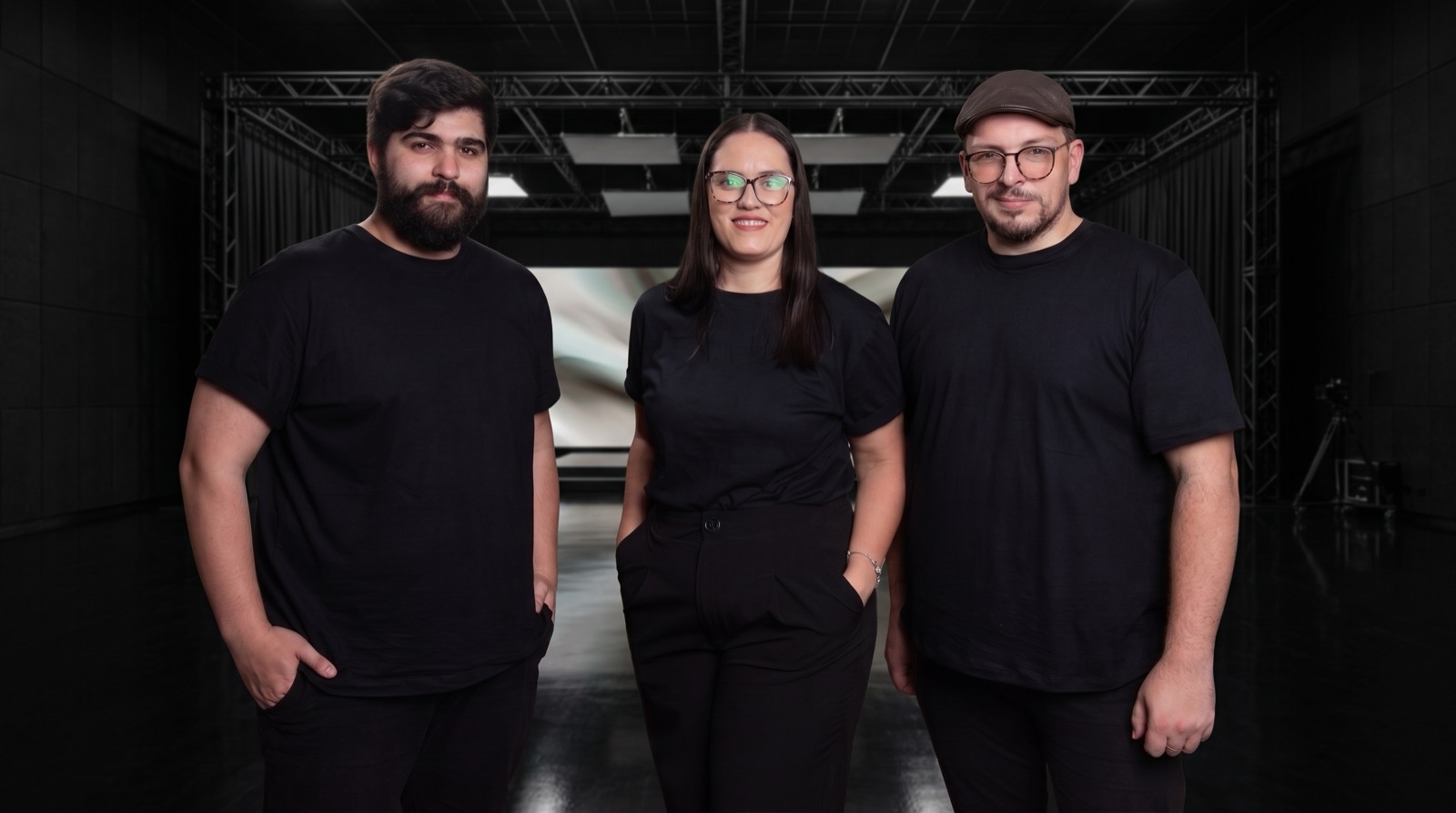 Os sócios da YAD Filmes no estúdio, diante do painel de LED